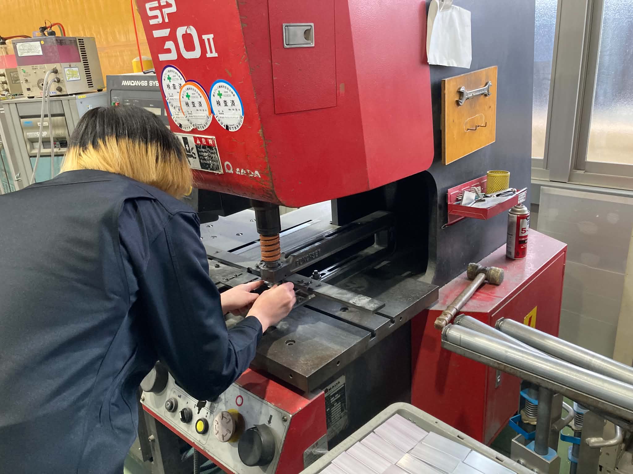 金属加工の現場で、実際の機械と仕事に触れる様子