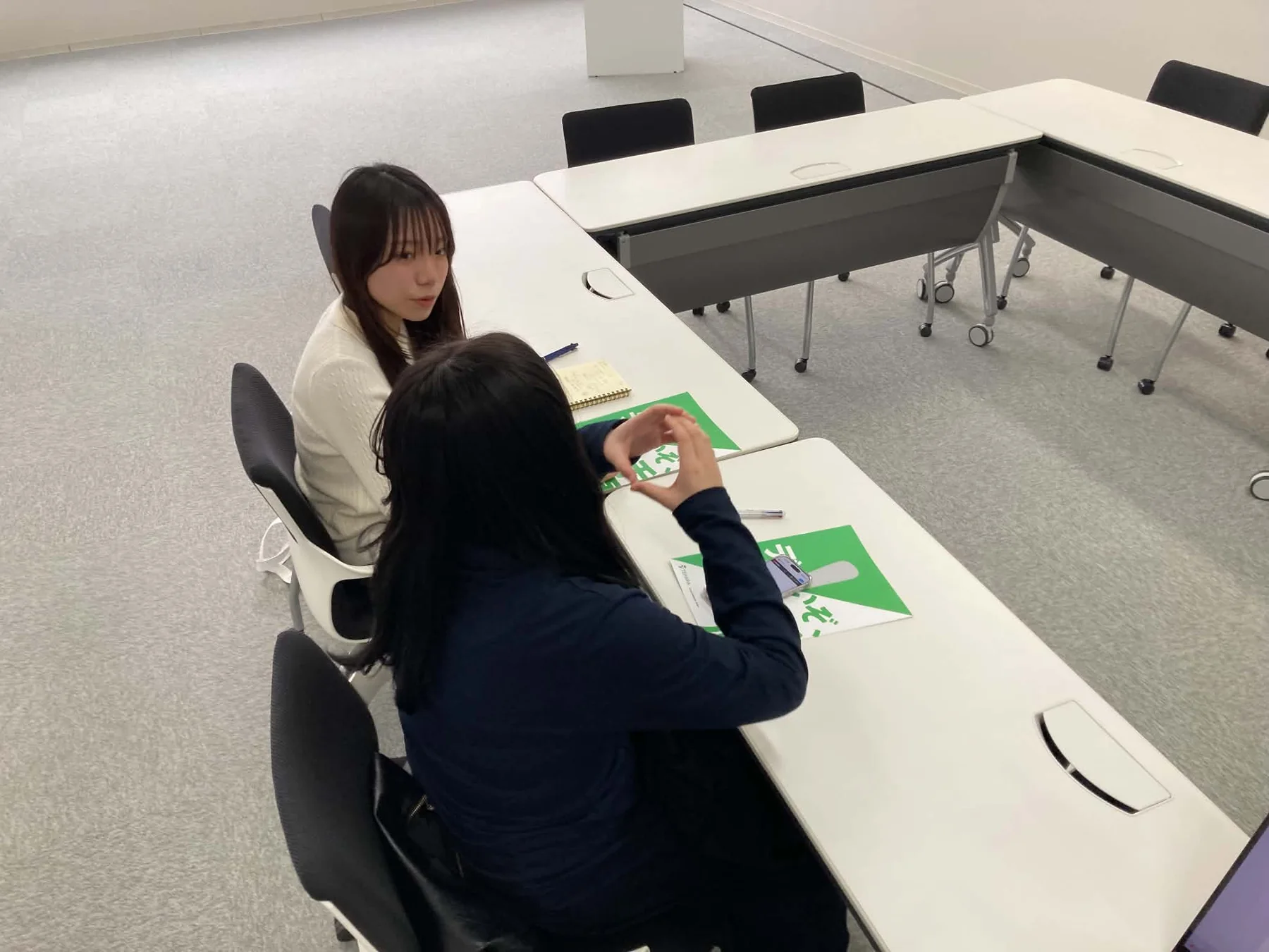 学生同士が向き合って話をしている様子