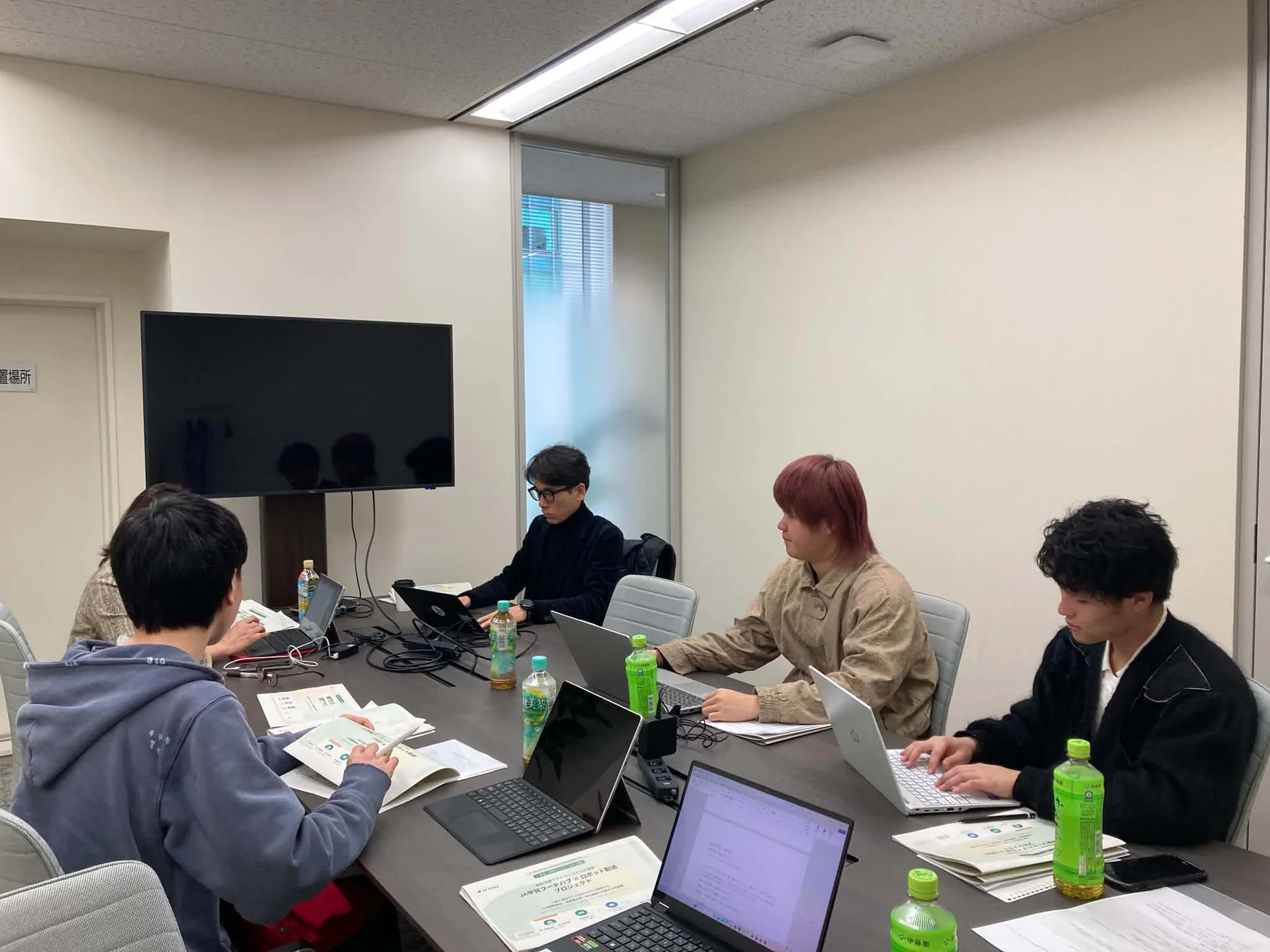 学生と企業が一緒に考えている様子