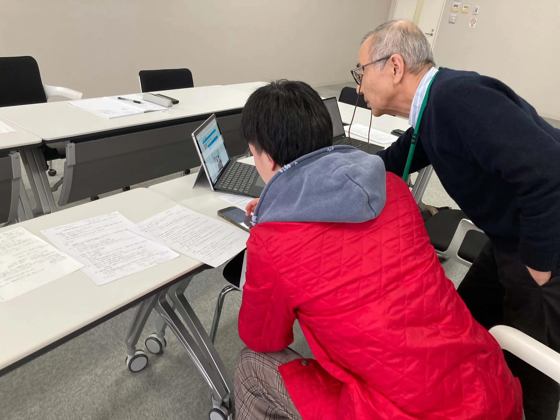 企業側と学生が画面を一緒に見ながら内容を確認している様子
