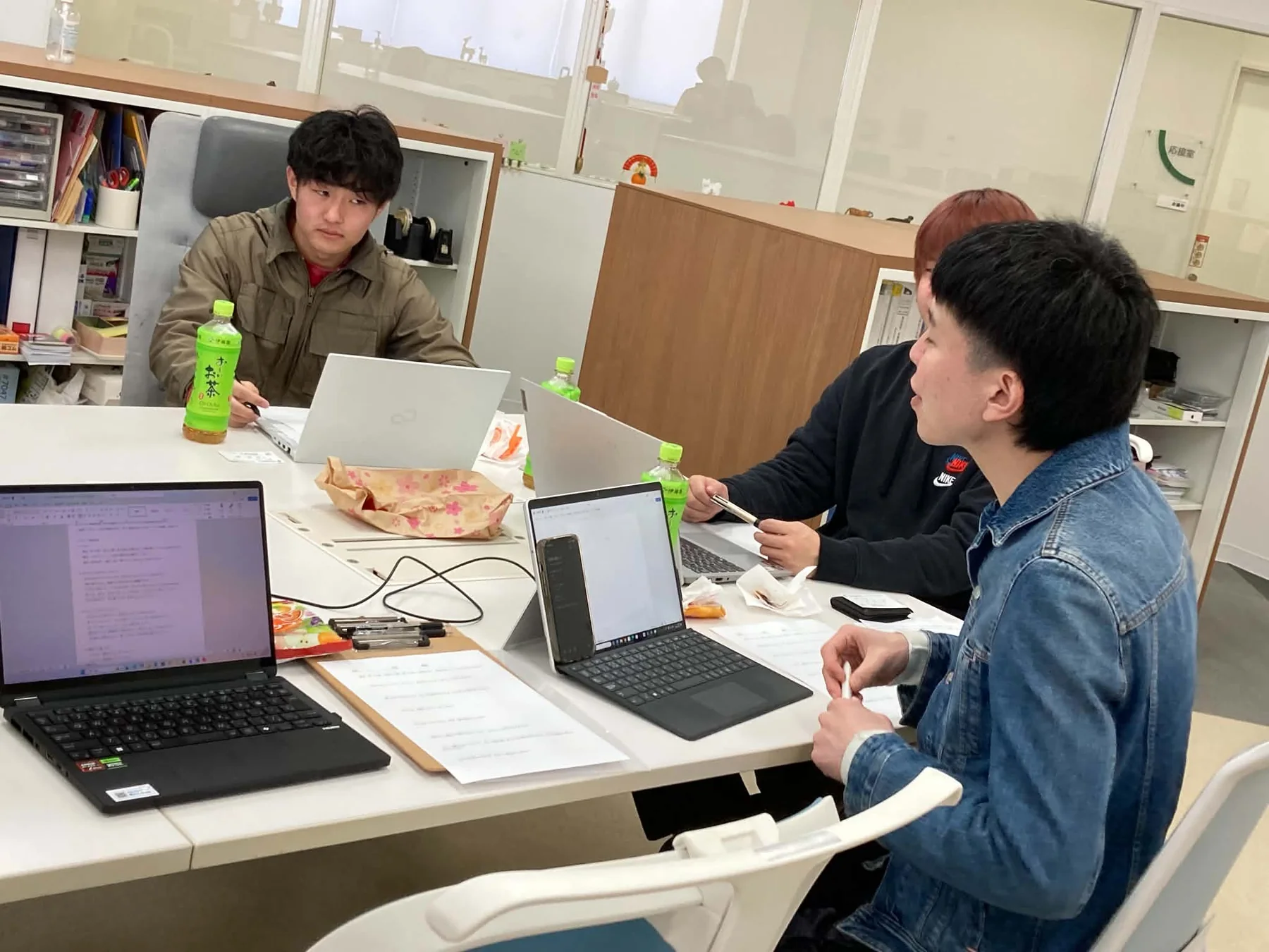 学生・若者が企業の採用について意見を交わしている様子