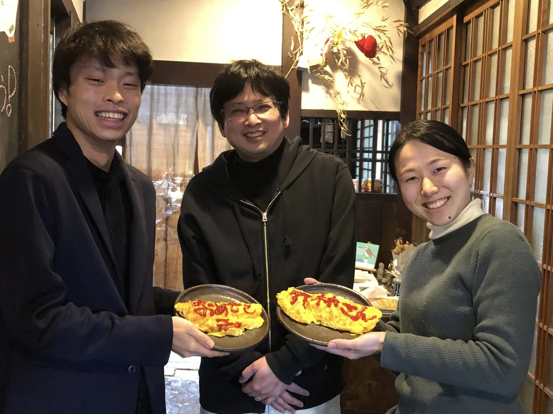 学生・若者と一緒に写るRe-birth代表