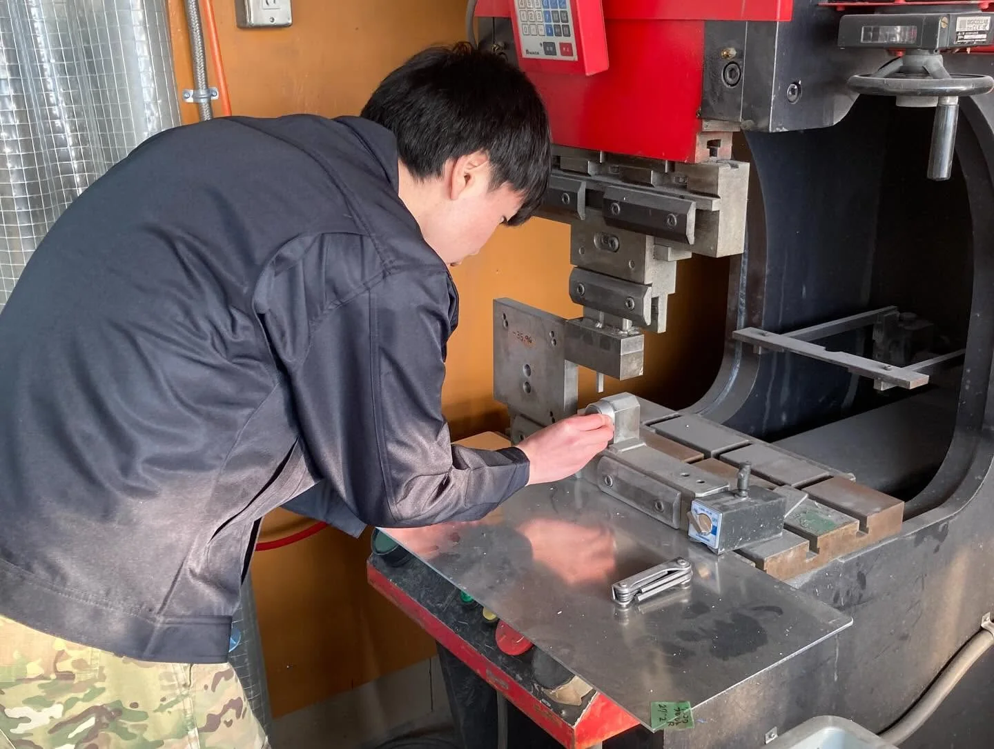 製造現場で機械を使った仕事を体験している様子