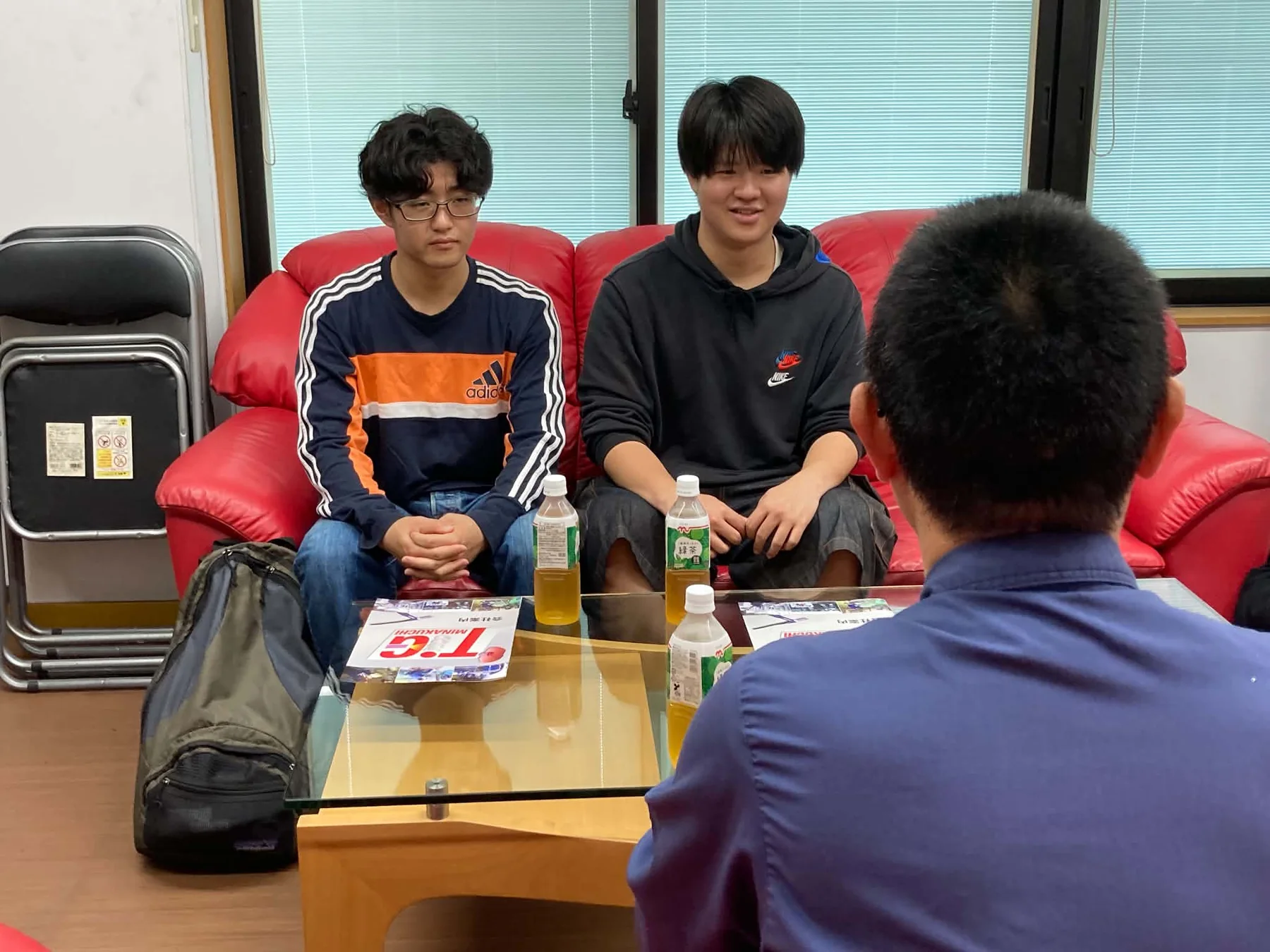 学生が企業の方の話を聞きながら対話している様子