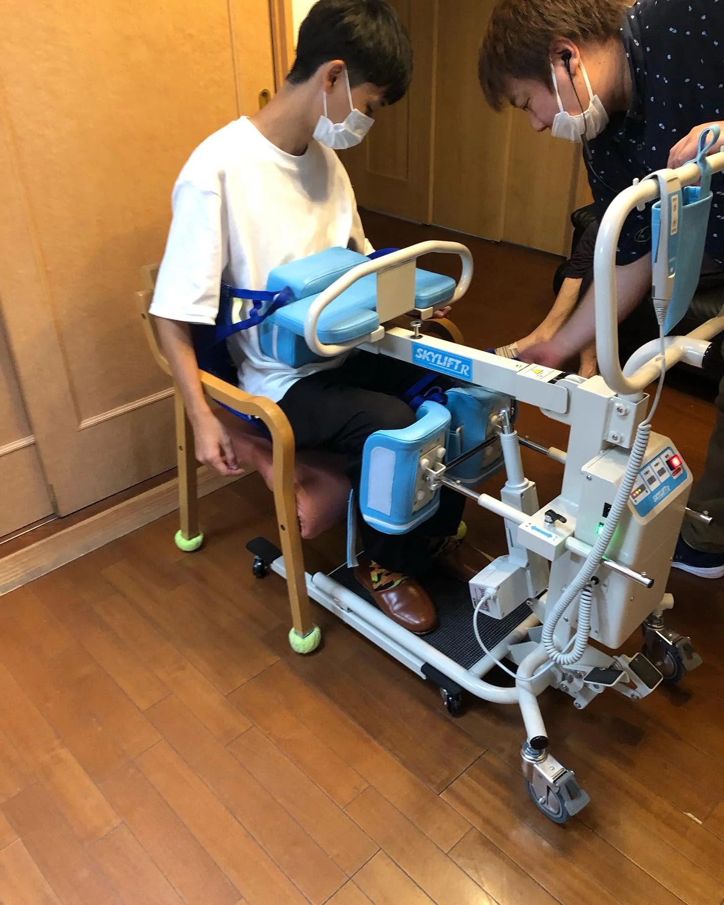 学生が社員から教えてもらいながら仕事を体験している様子