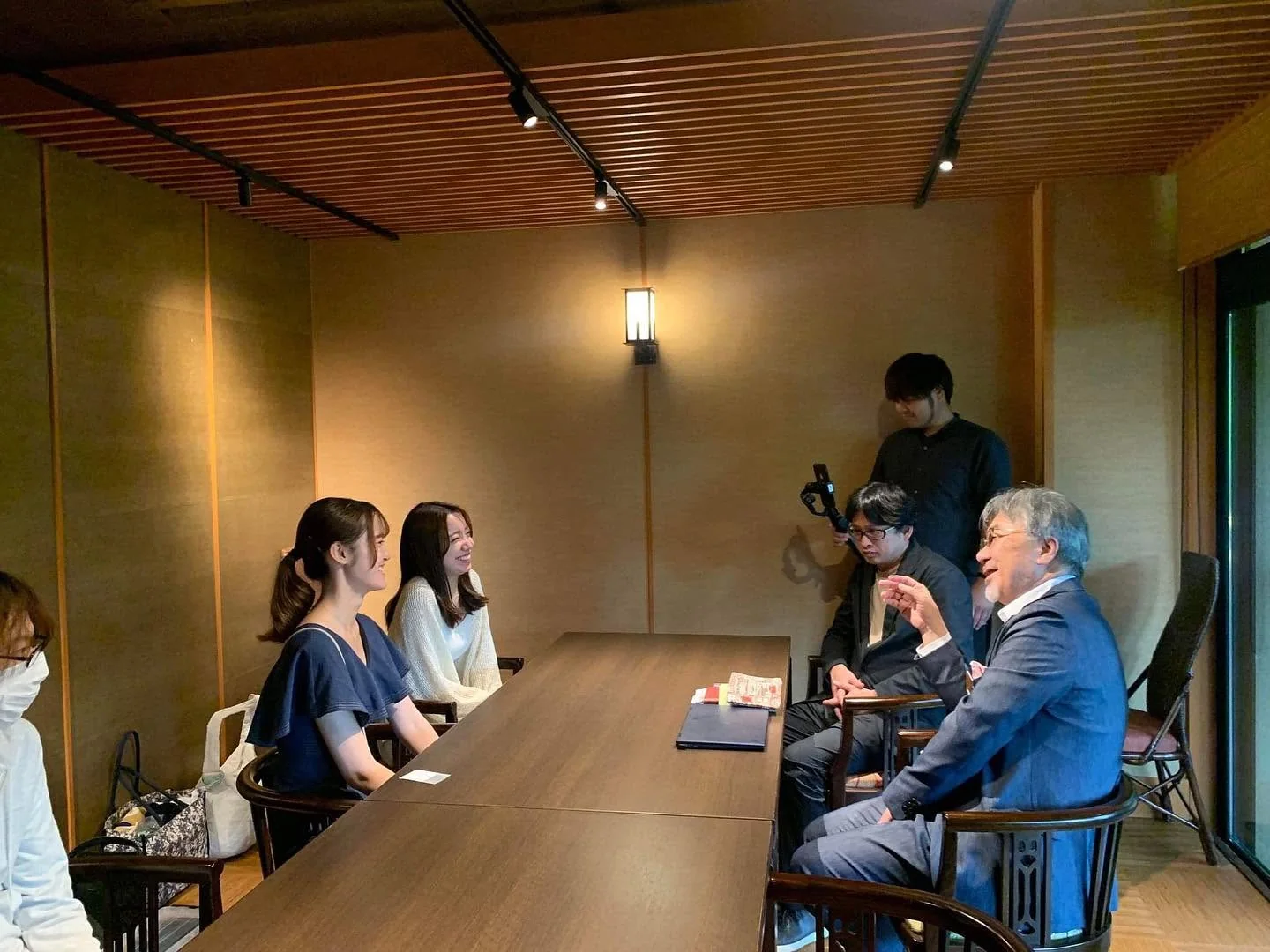 建設会社の社員との対話を撮影している様子