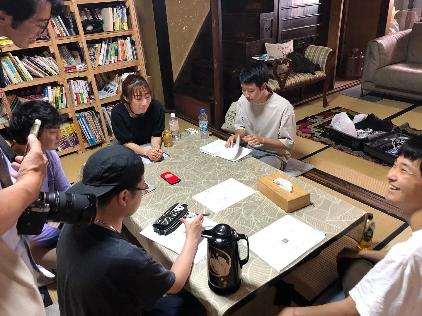 訪問後に学生と企業・地域の方が対話している様子