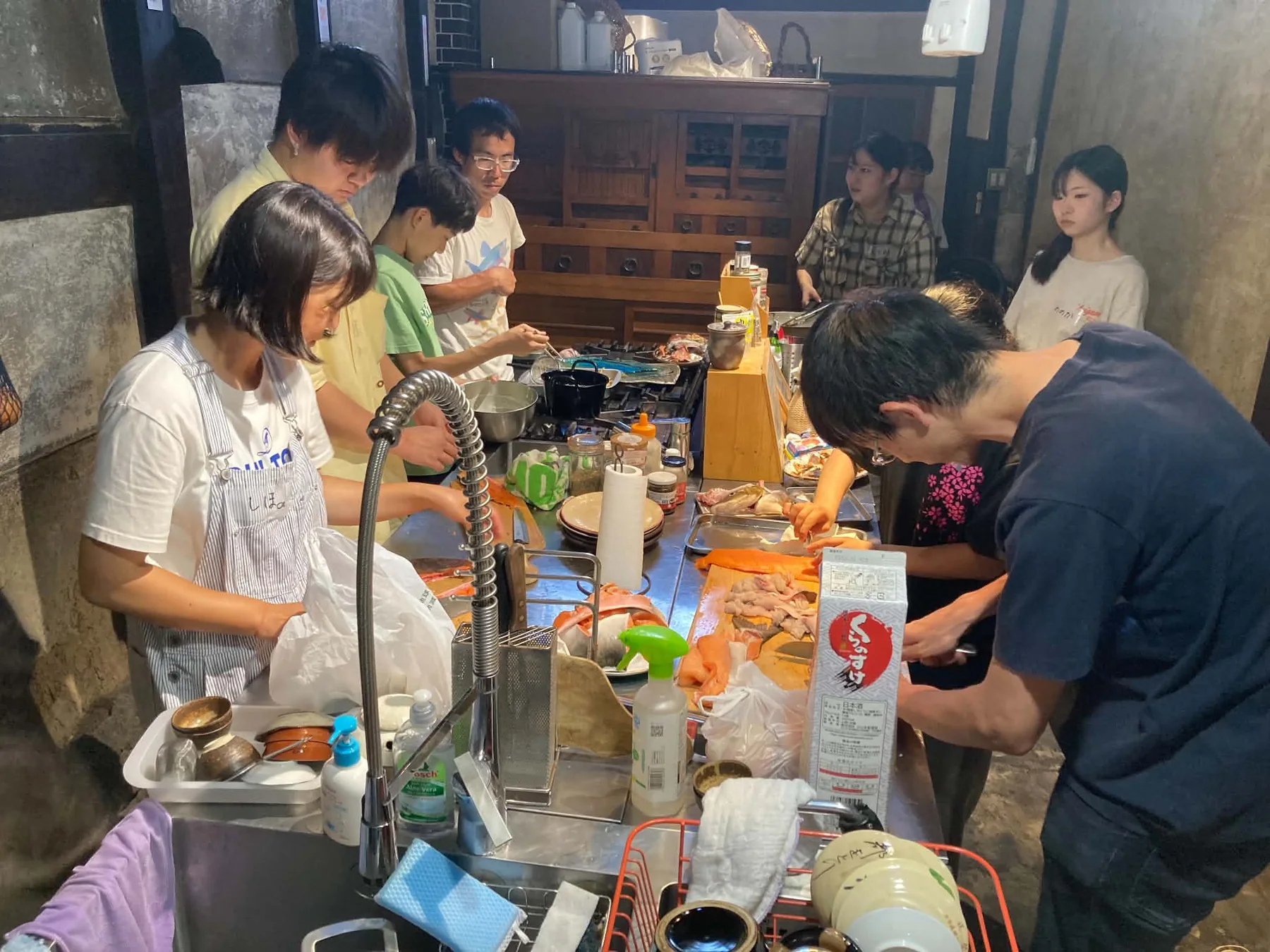 就活room tugumiで学生たちが一緒に料理をしている様子