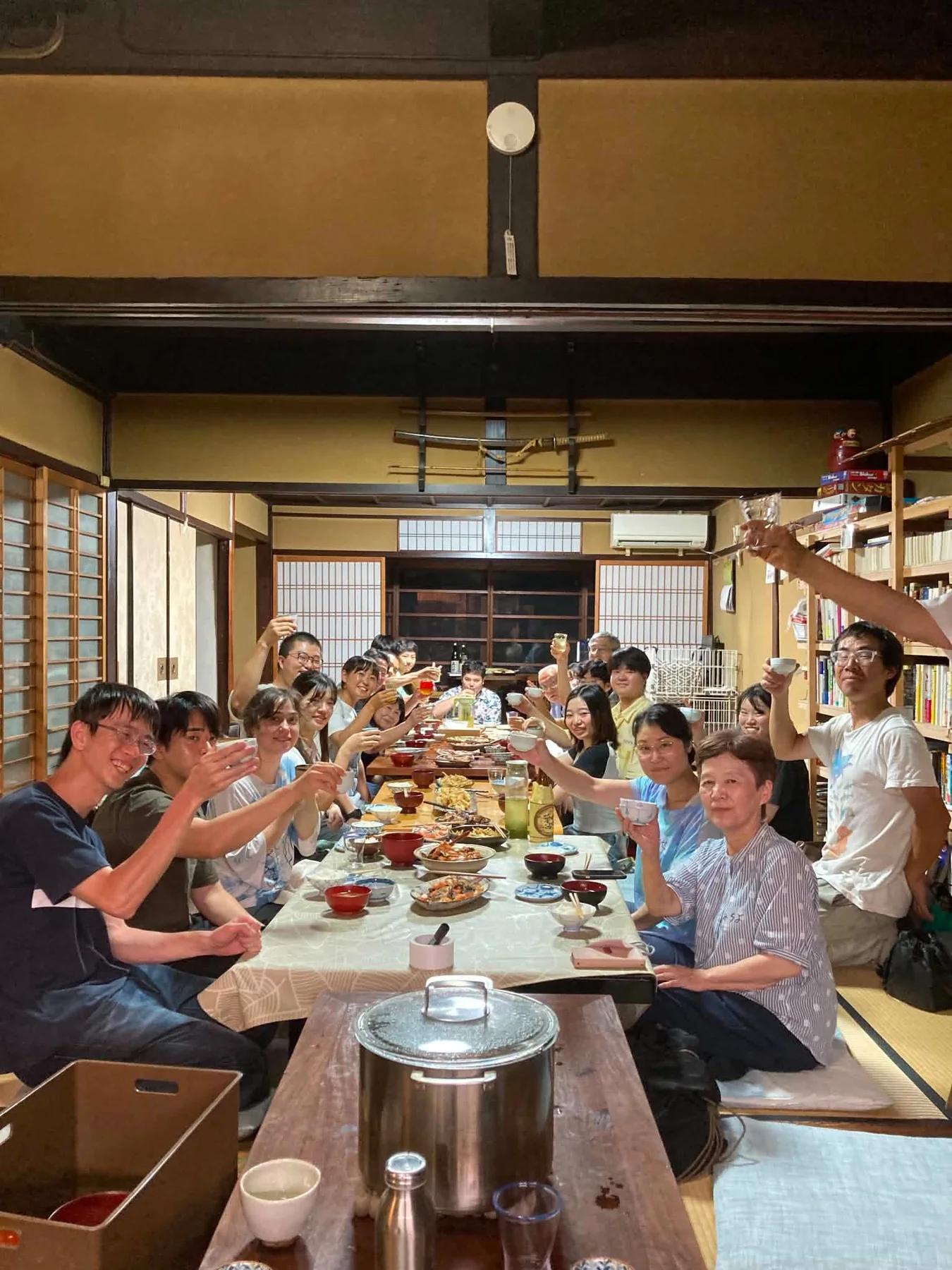 就活room tugumiで学生や地域の人が食卓を囲んでいる様子